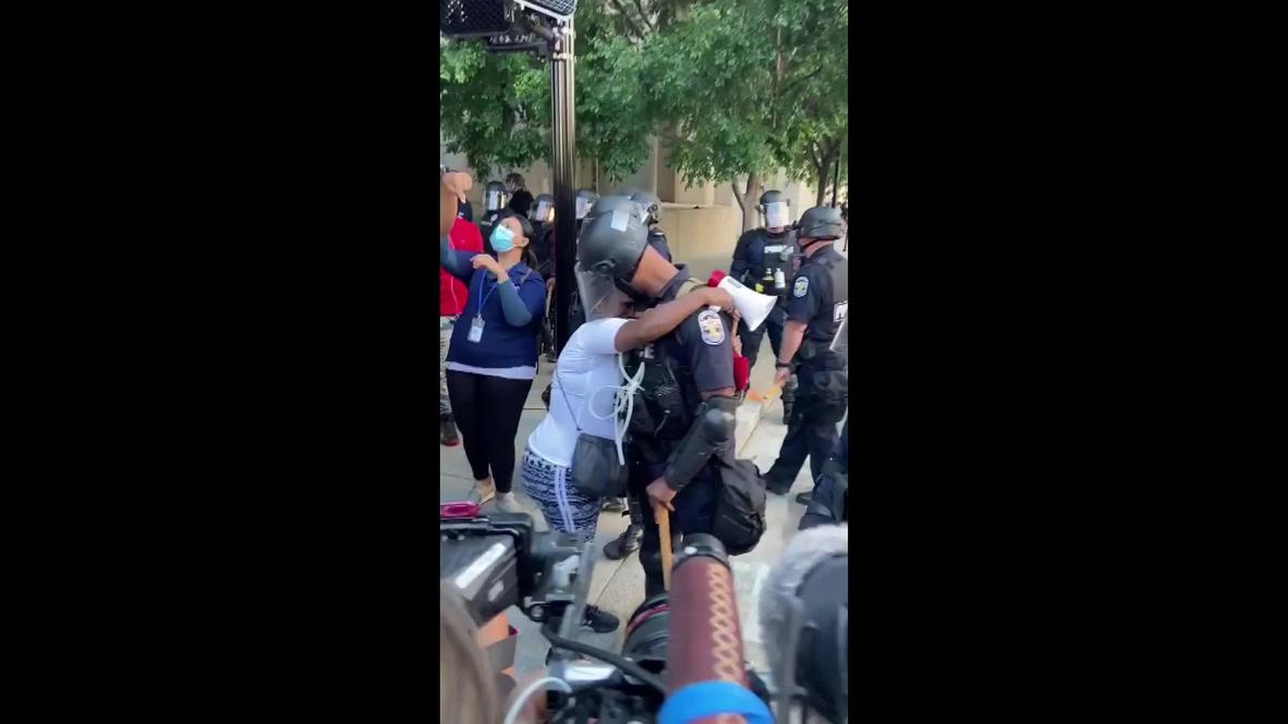 EE.UU.: Oficial de policía y una manifestante se abrazan en una protesta por George Floyd en Louisville