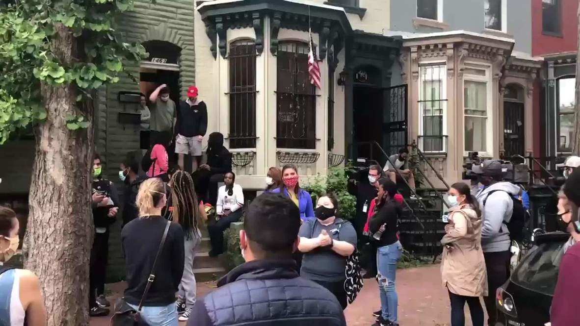 USA: DC man shelters dozens of protesters as police dispersed crowds after curfew