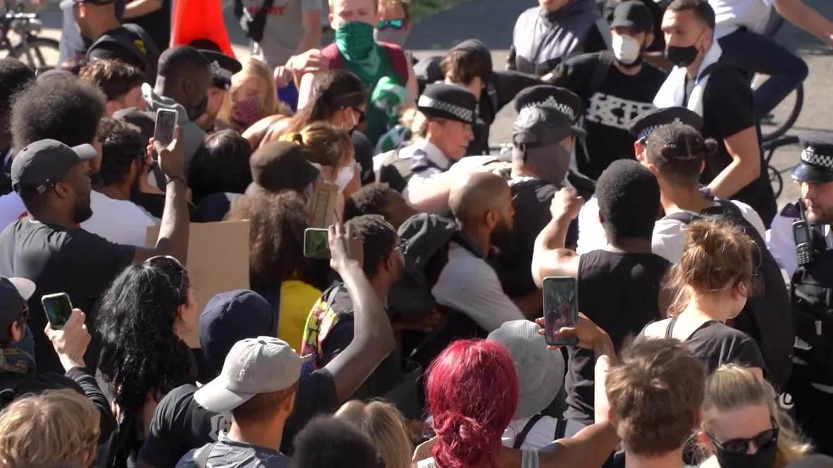 Reino Unido: Enfrentamientos entre policía y manifestantes en protesta multitudinaria contra el racismo en Londres
