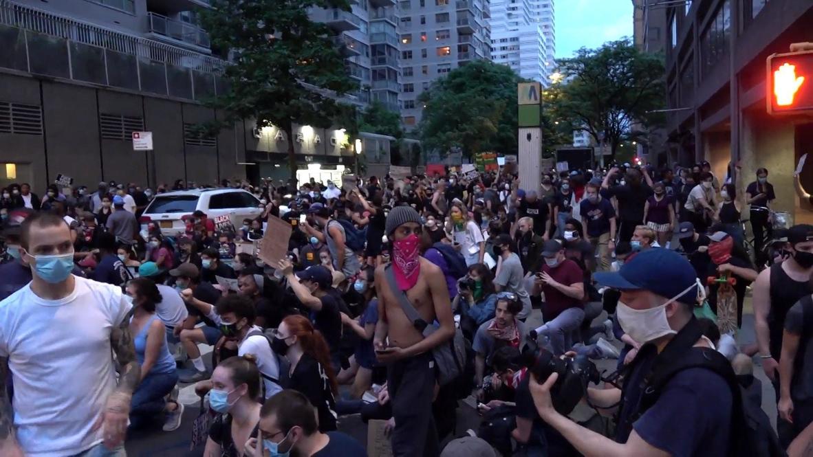 USA: 60 arrested as 2,000 peaceful protesters defy curfew in NYC