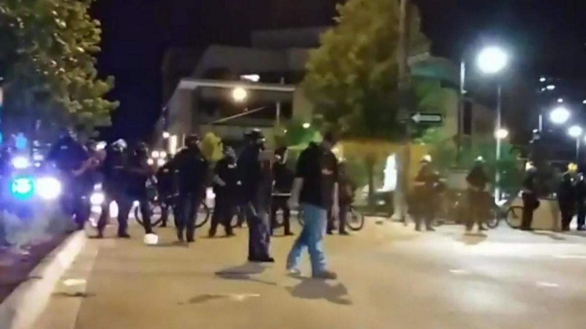 EE.UU.: Vídeo de un policía usando gas pimienta y gas lacrimógeno a quemarropa contra manifestante