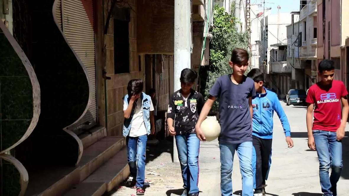 طفل سوري يبدع في التعليق على مباريات كرة القدم بعد توقف منافساتها بسبب جائحة كورونا