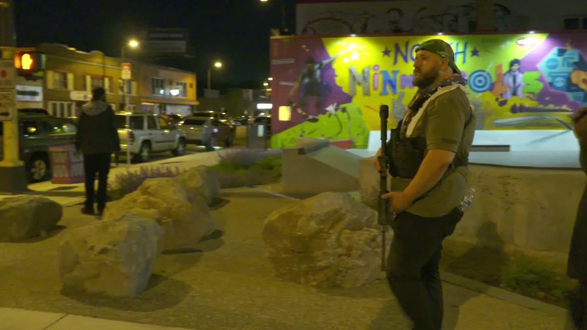 USA: Armed civilians guard Minneapolis streets from looting and chaos