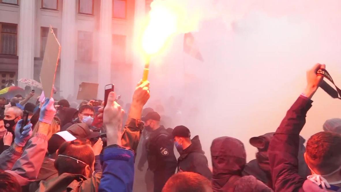 Украина: Протестующие в Киеве требуют отставки главы МВД
