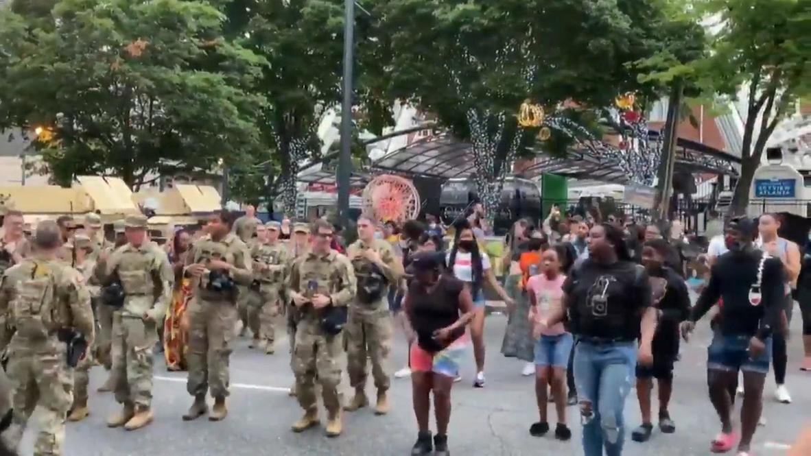США: Солдаты нацгвардии станцевали с протестующими в Атланте