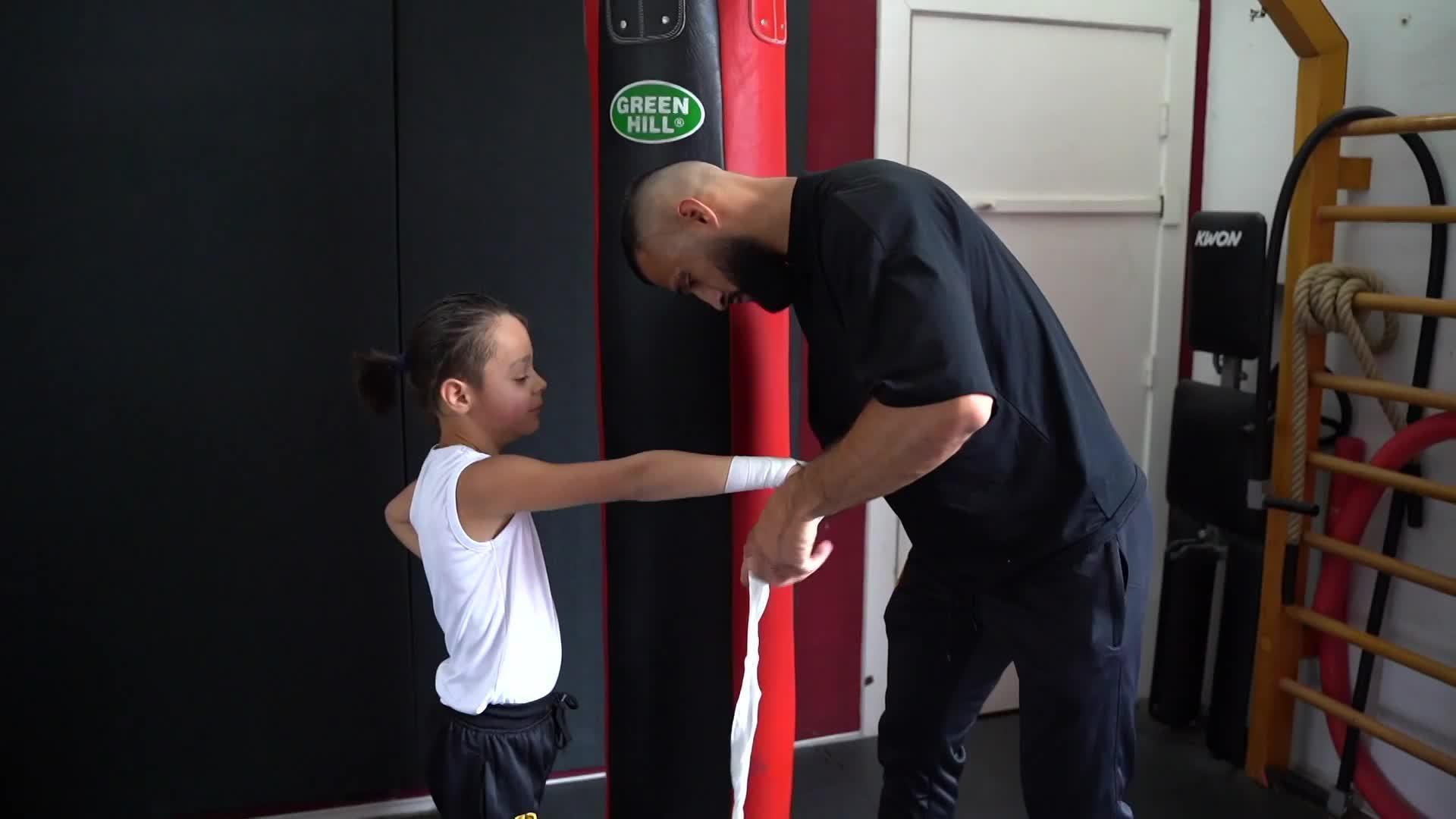 Eightyearold boxing prodigy shows off his skills in Hamburg Video