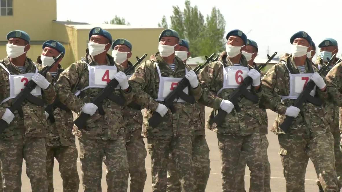 Казахстан: Военнослужащие в Нур-Султане готовятся к параду Победы на Красной площади