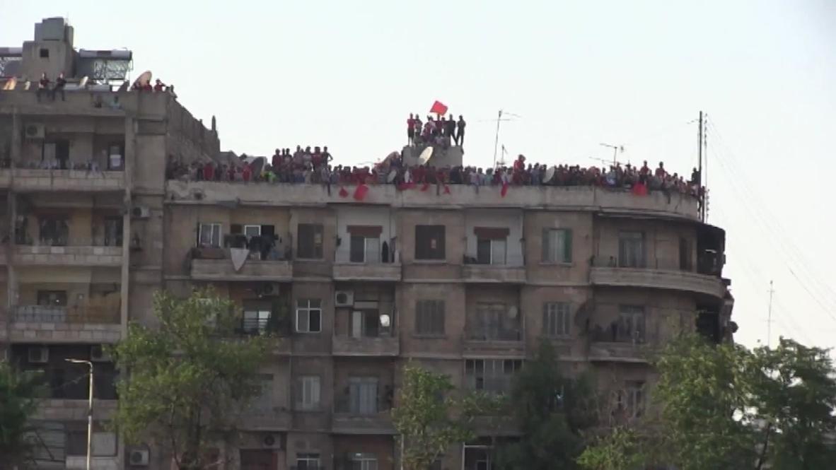 سوريا: محبو كرة القدم يشجعون فرقهم من أسطح المنازل فيما يستمر الدوري السوري خلف أبواب مغلقة
