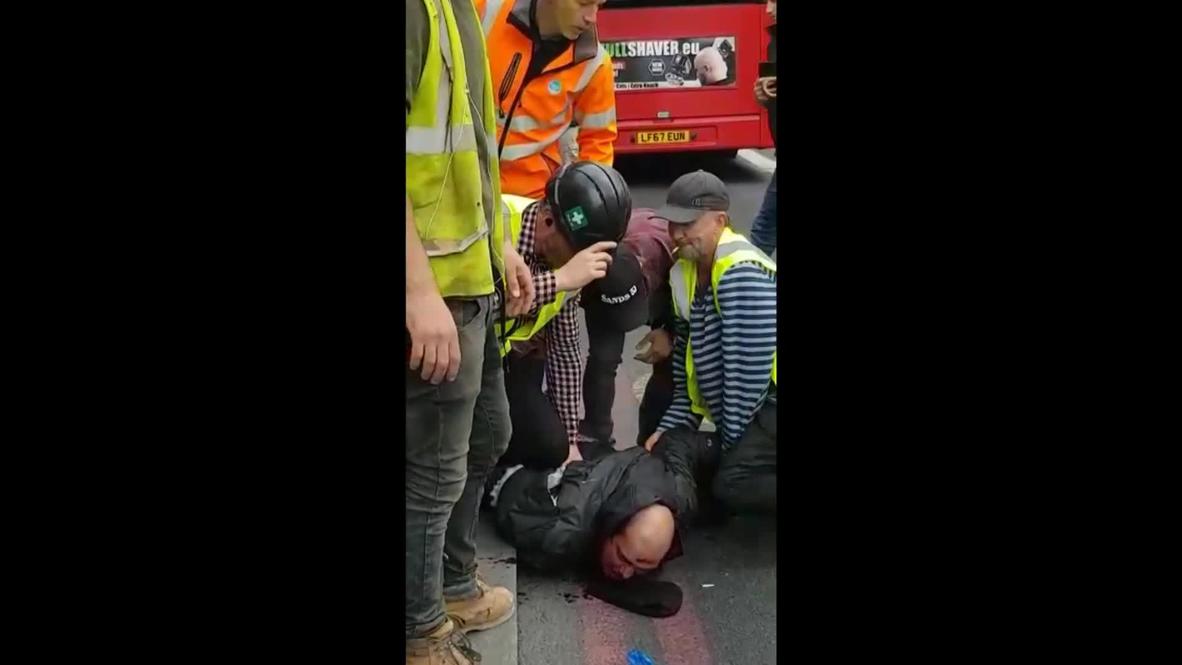 UK: Bystanders pin down suspect who stabbed man on busy London high street