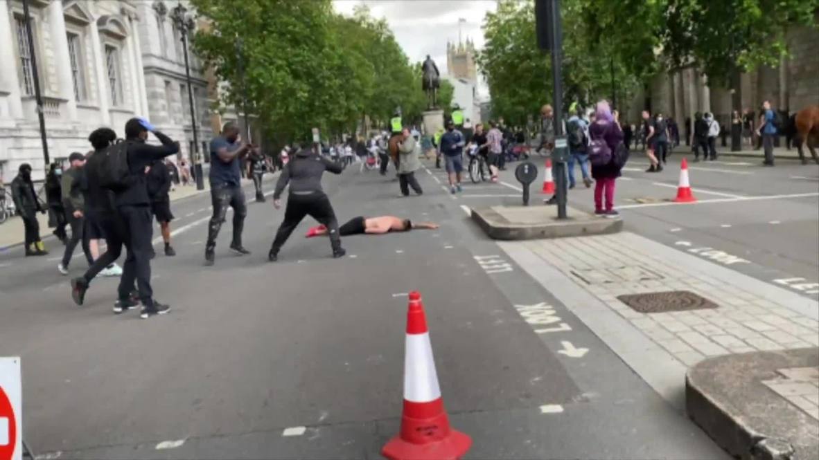 Reino Unido: Activista de BLM noquea a un manifestante de extrema derecha en Londres