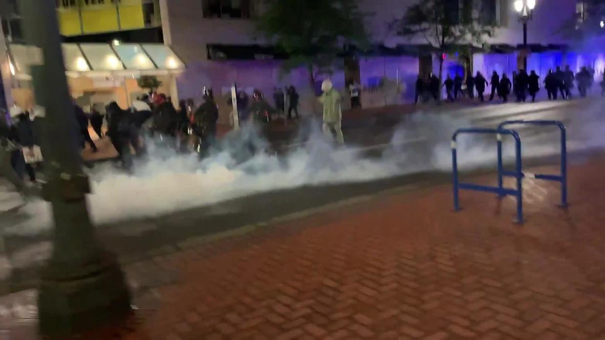 USA: Police chase BLM protesters away with flashbangs in Portland