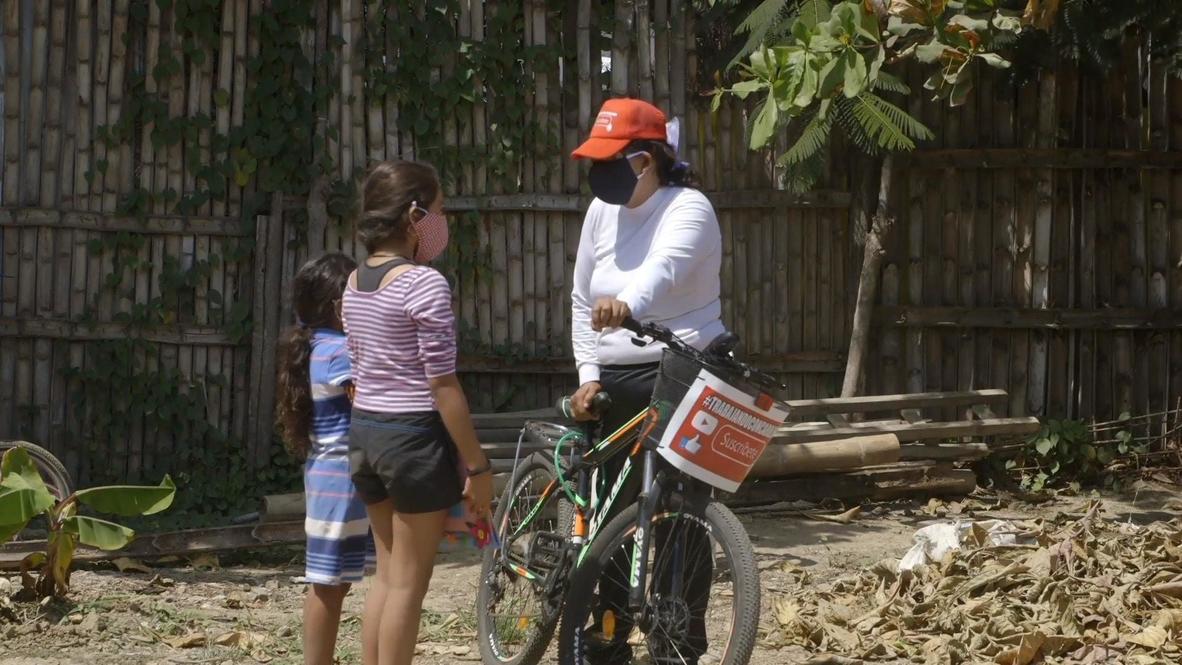 Ecuador: Profesora viaja en bicicleta para enseñar a alumnos sin Internet durante la pandemia de covid-19