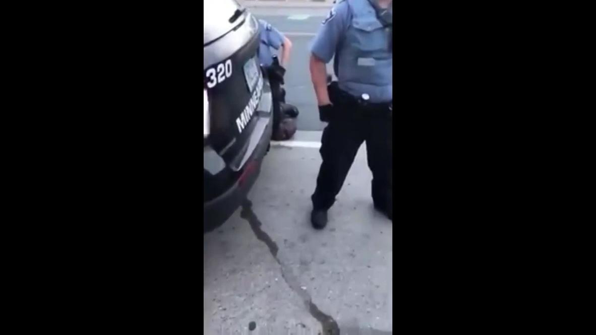 USA: Bystanders plead with police in new Floyd arrest footage *DISTRESSING CONTENT*