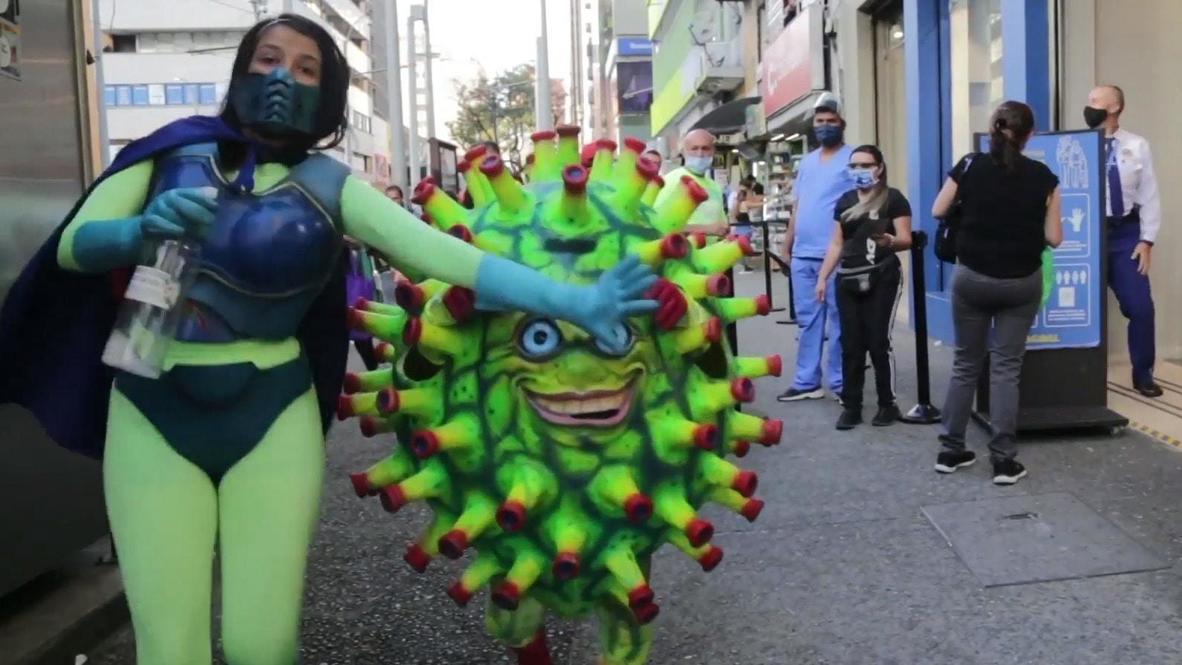 Colombia: Coronavirus street theatre helps raise awareness in Medellin