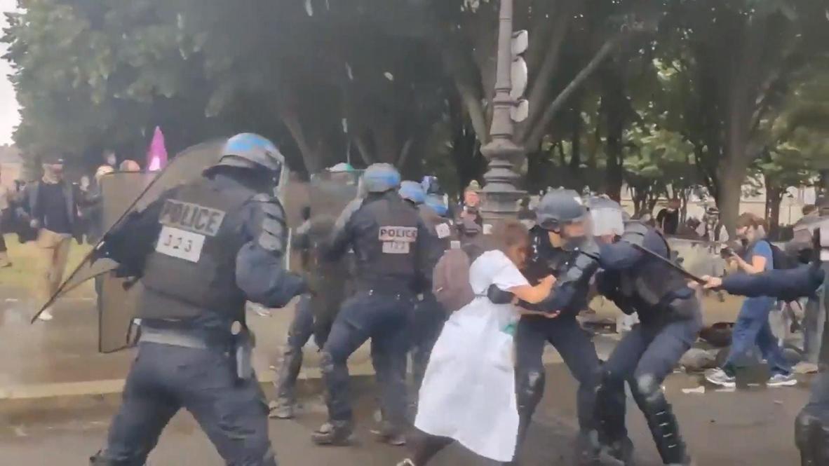 France: Heavy clashes mar health workers' protest in Paris *CORRECTION*