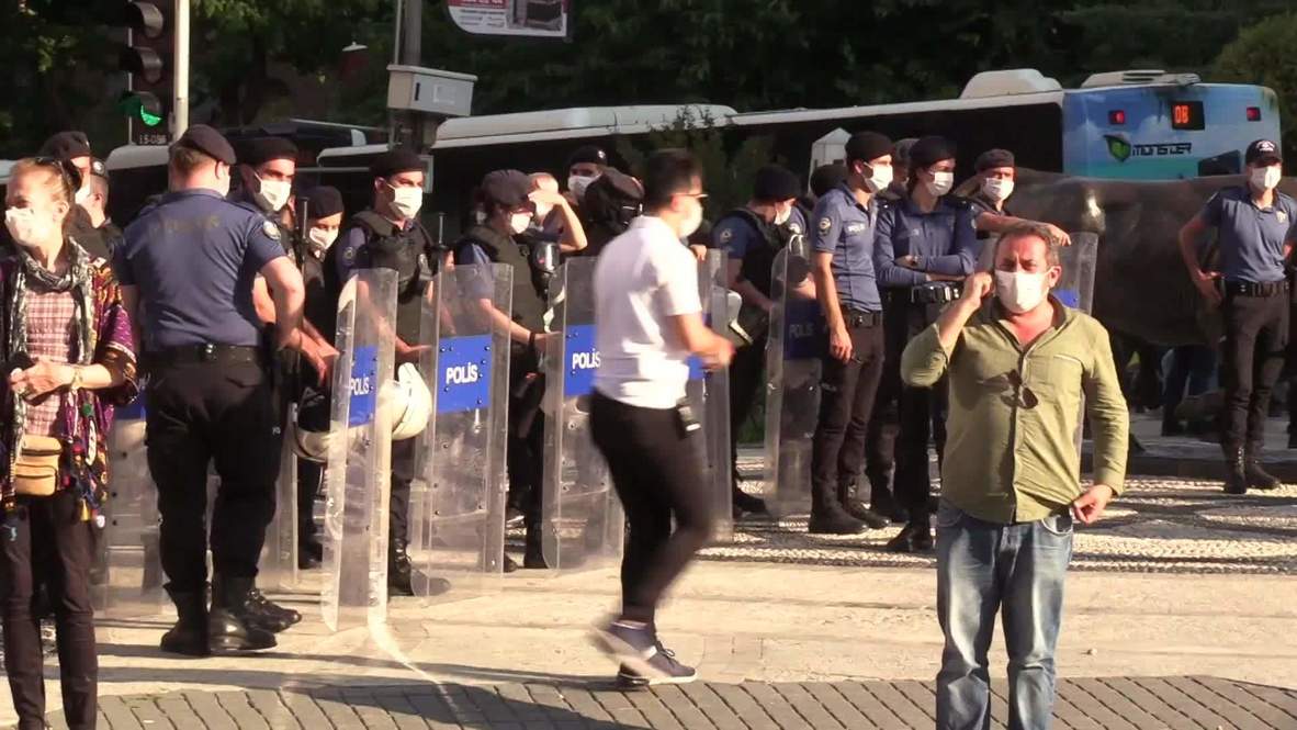Turkey: Hundreds of anti-govt. protesters march through Istanbul streets