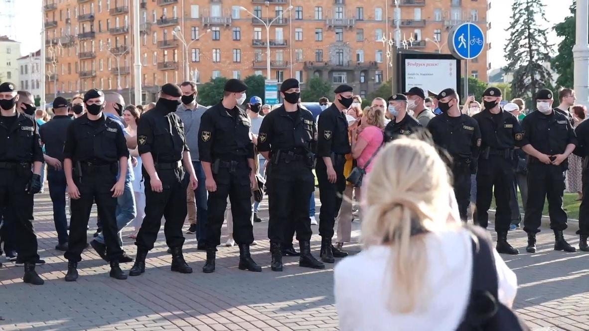 Belarus: Activists form human chain in support of detained presidential candidate