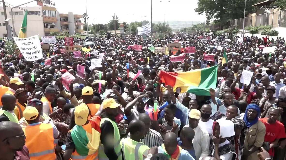 Mali: Thousands take to Bamako streets to call for resignation of president