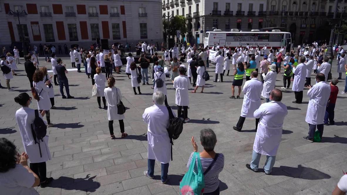 España: Trabajadores sanitarios protestan contra el Gobierno y homenajean a sus colegas fallecidos