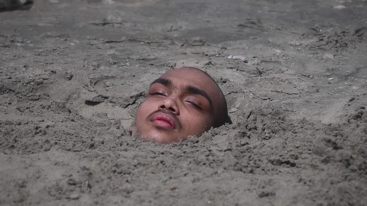 Pakistan: Disabled people buried in sand in superstitious ritual