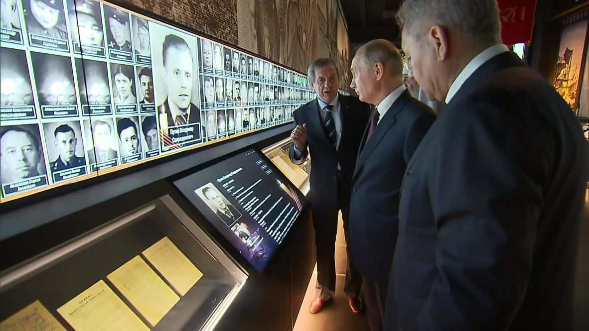 Россия: Путину показали портрет его отца в фотоархиве музея "Дорога памяти"