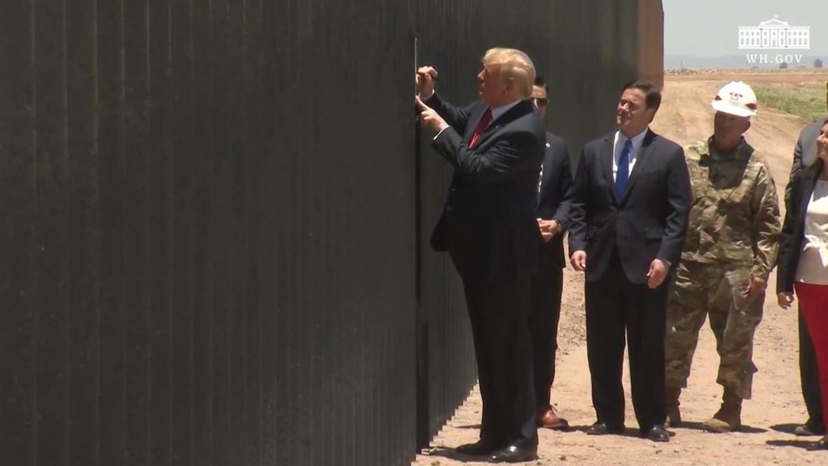 EE.UU.: Trump firma una sección del muro fronterizo en Arizona y alaba los materiales con los que está hecho