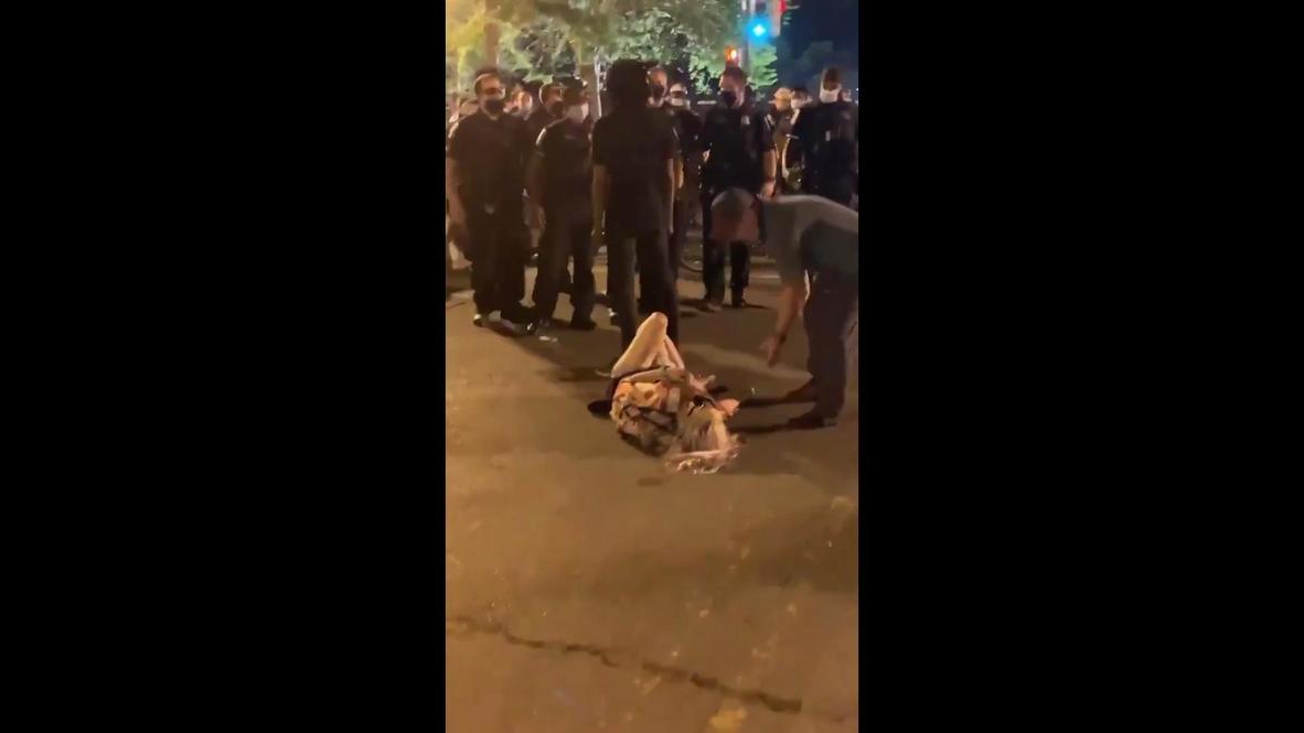 EE.UU: Policía lanza al suelo a una manifestante en DC