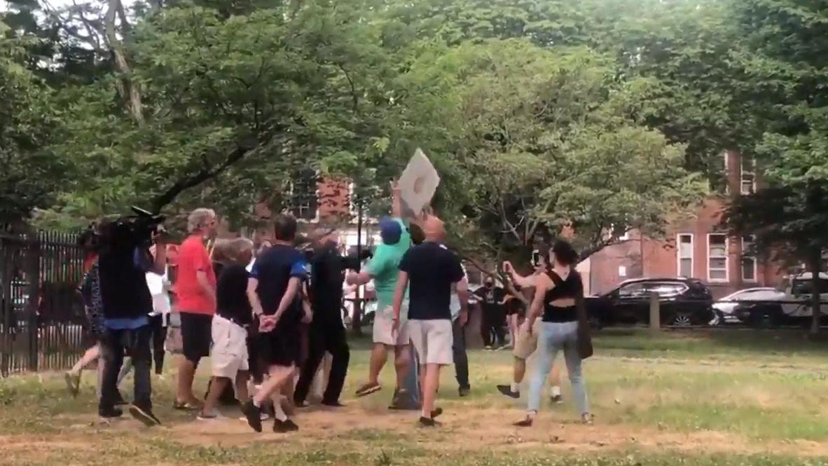 USA: Rival protesters scuffle in New Haven as Christopher Columbus statue removed