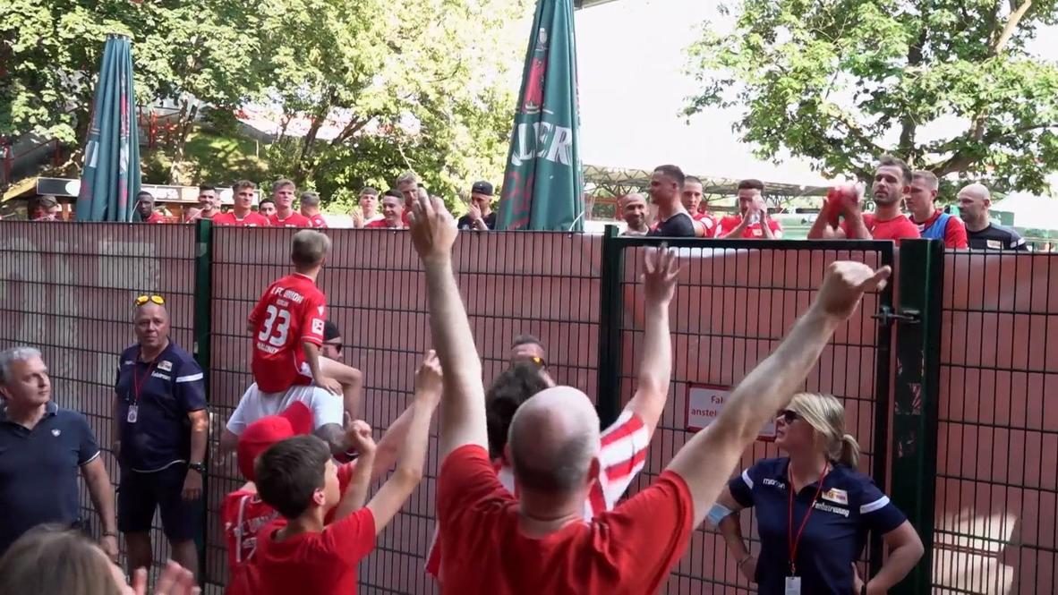 ألمانيا: مشجعو "يونيون برلين" يحتفلون مع اللاعبين بفوز فريقهم في الموسم الأول من الدوري الألماني