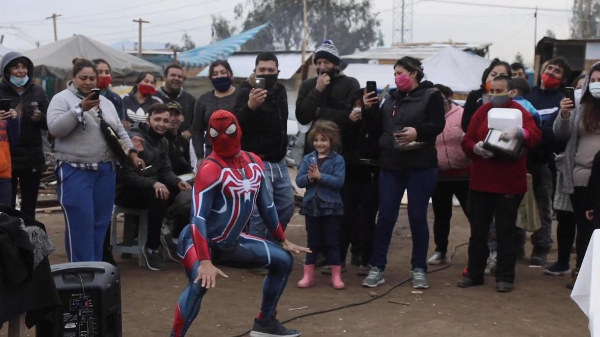 'Spiderman Sensual' baila y reparte comida entre los residentes más vulnerables de Santiago de Chile