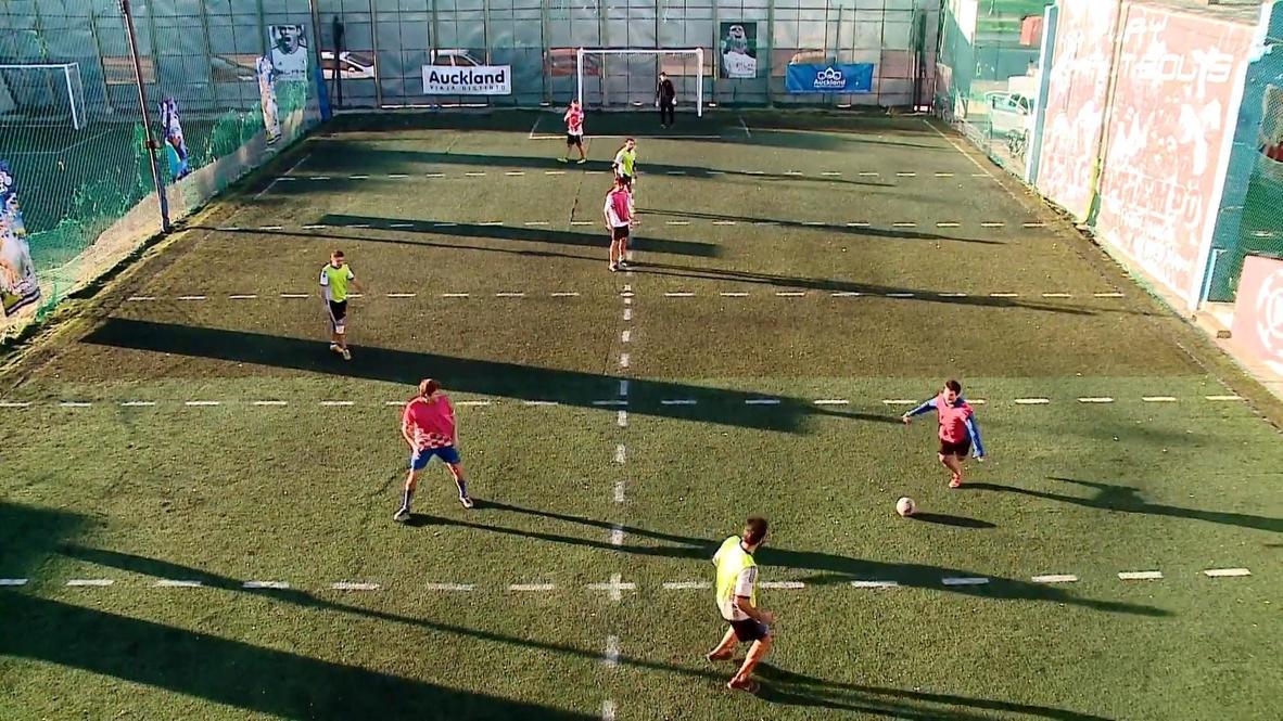 Jugadores disfrutan del "futbolín humano" respetando el distanciamiento social en Buenos Aires