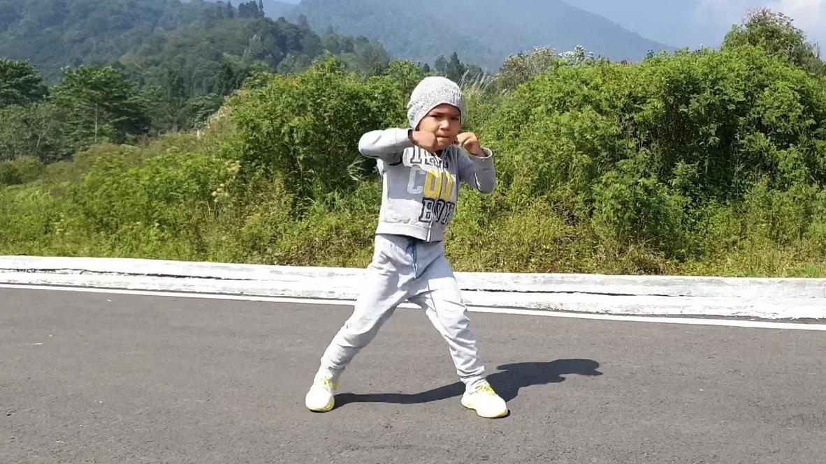 Refugiado de cinco años sueña con ser campeón del mundo de kickboxing