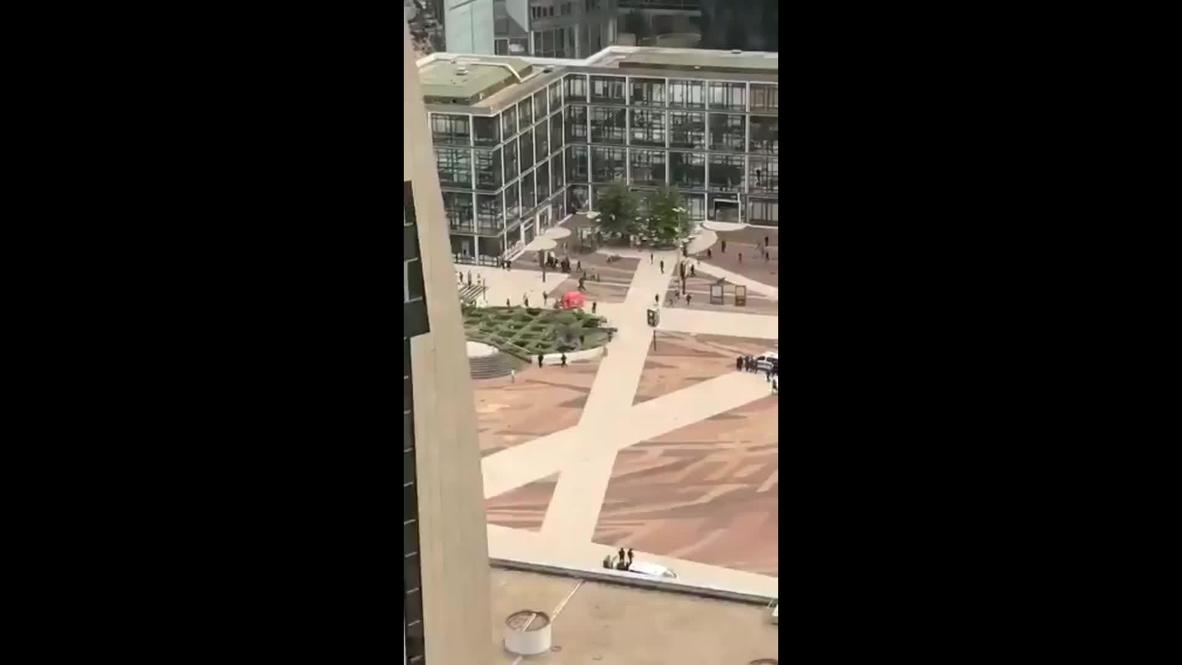 Francia: Evacuan el centro comercial de París tras reporte de un individuo armado