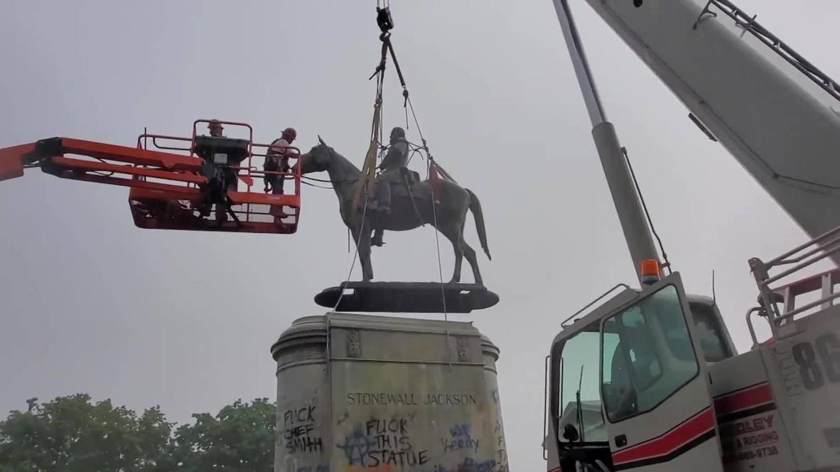USA: Richmond statue of Confederate gen. Stonewall Jackson removed