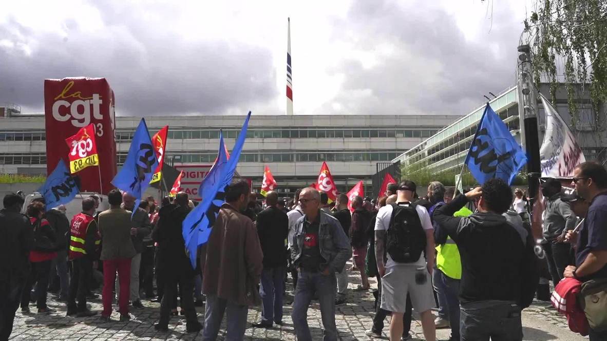 France: Air France employees protest as management meets with unions to discuss job cuts