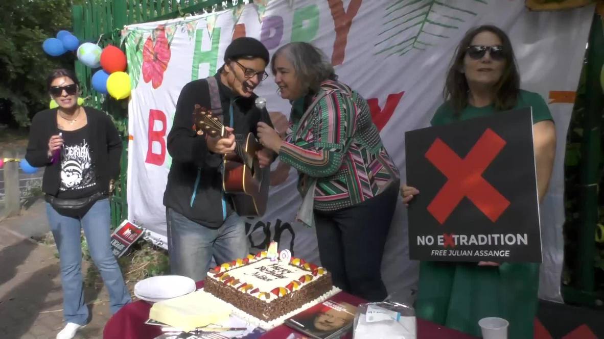Reino Unido: Simpatizantes de Assange celebran su cumpleaños en el exterior de la prisión de Belmarsh