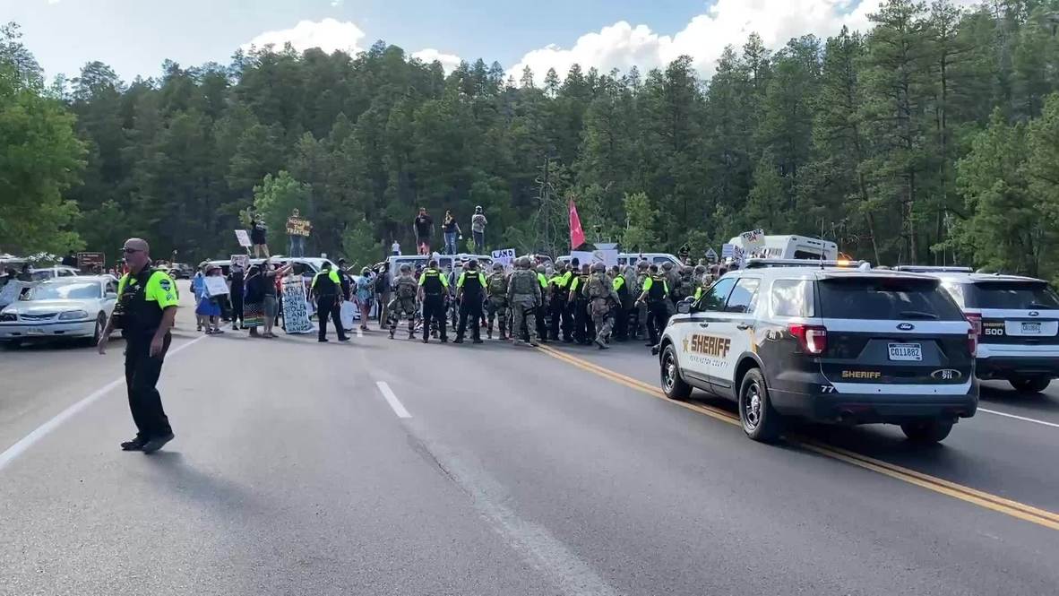 USA: Protesters block road to Mount Rushmore ahead of Trump rally