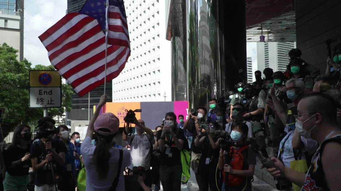 Hong Kong: Manifestantes son detenidos y registrados por la policía el Día de la Independencia de EE.UU.