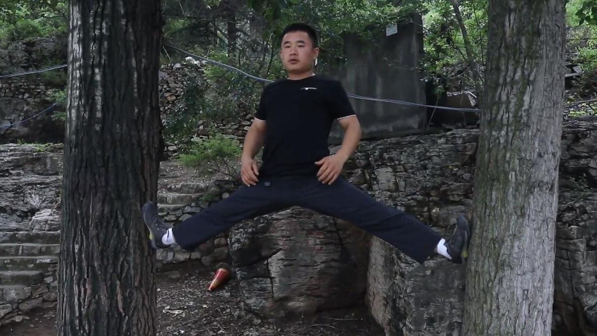 Apicultor chino muestra sus habilidades de escalada de 'Spiderman'