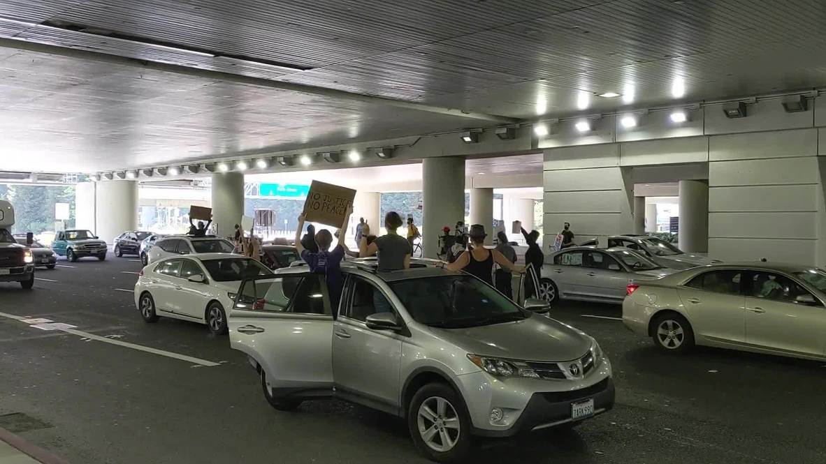 USA: Dozens of protesters block main entrance to San Francisco airport