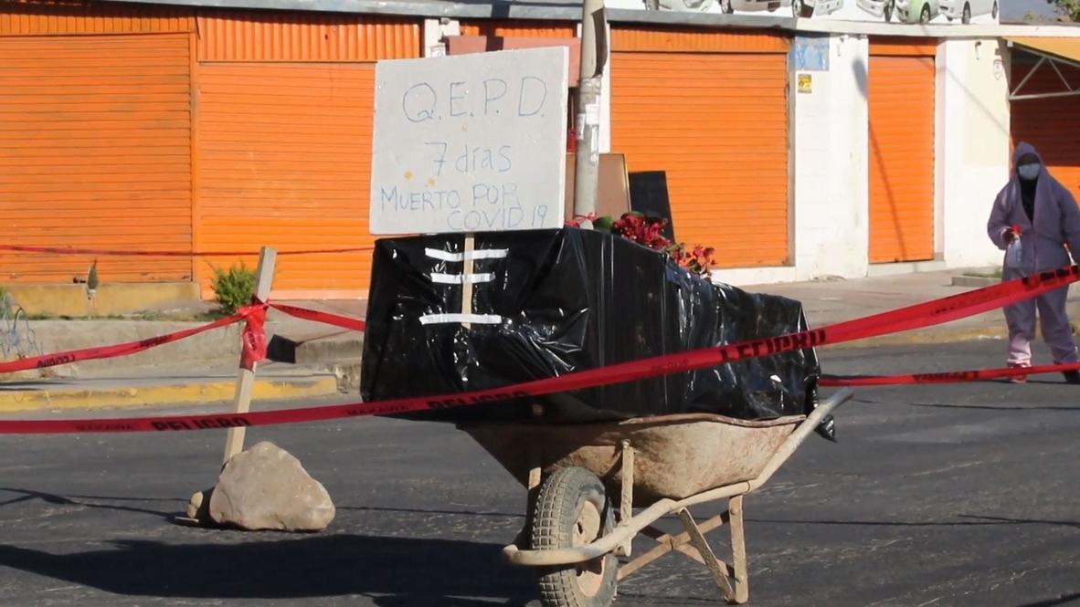 Bolivia: Relatives block street with COVID victim's coffin to force body pickup
