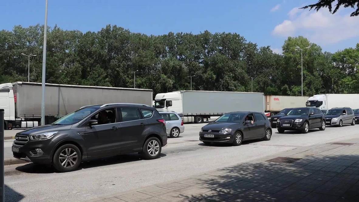Grecia: Largas filas en la frontera mientras turistas se realizan prueba para detectar covid-19