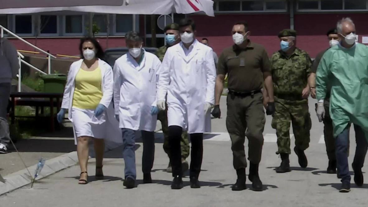 Serbia: Ministro de Defensa serbio visita un hospital de campaña tras el aumento de casos de covid-19