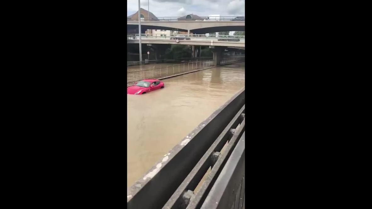 UK: Major London road flooded after water main bursts