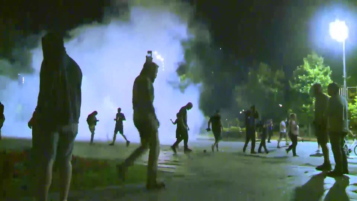 Serbia: Manifestantes indignados por nuevo confinamiento en Belgrado intentan asaltar el Parlamento