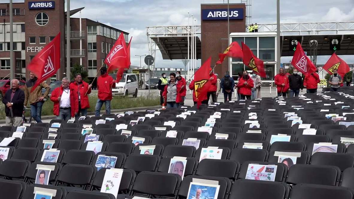 Germany: Airbus workers set out 2,000 empty chairs against job cuts in Hamburg