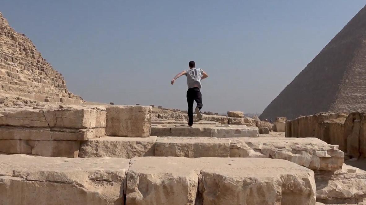 شاب مصري يمارس الباركور بين أهرام الجيزة وبجانب نهر النيل