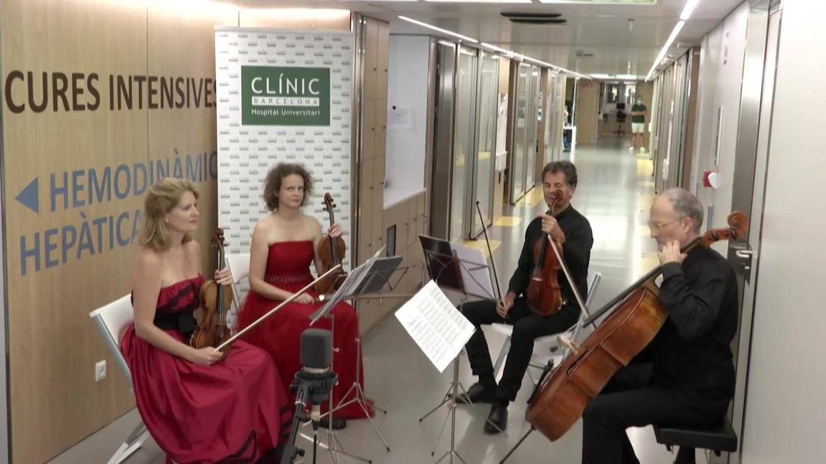 España: Un cuarteto de cuerda del Liceu da un concierto en la UCI del Hospital Clínic de Barcelona
