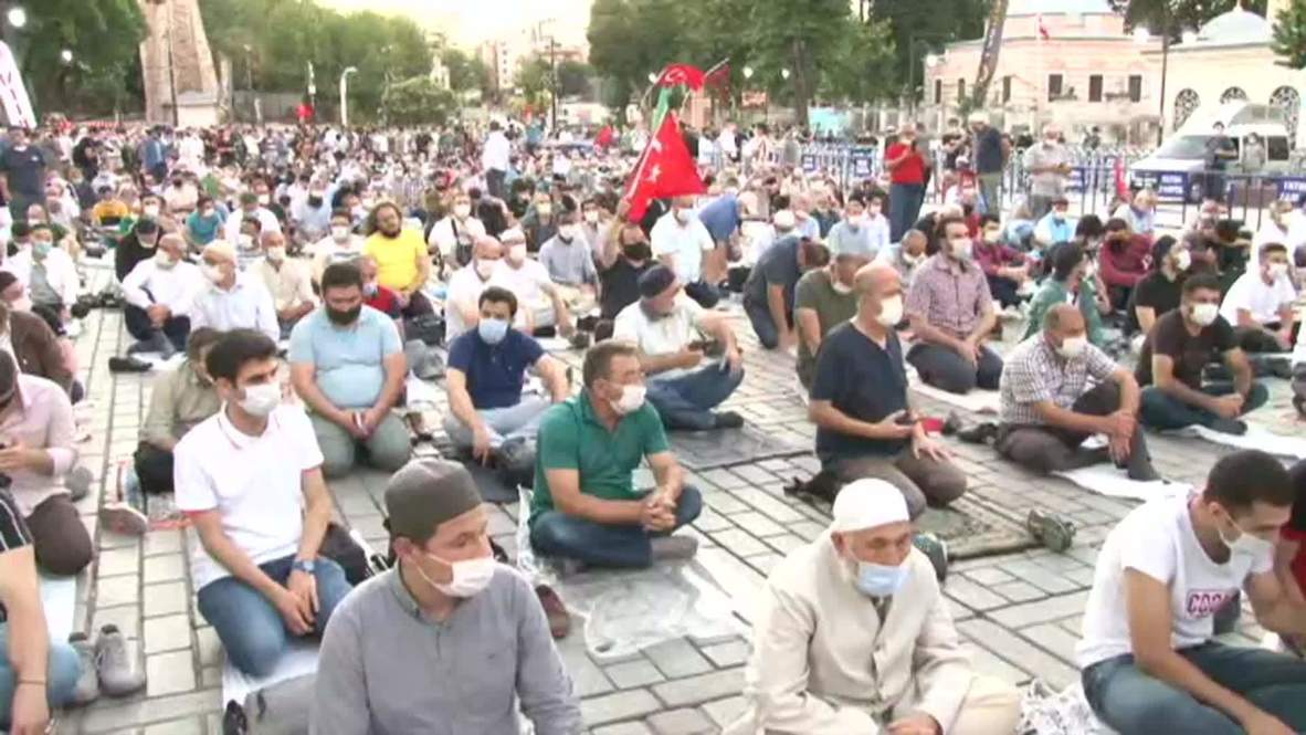 تركيا: إقامة الصلاة أمام آيا صوفيا بعد أن قضت المحكمة بتحويل الصرح إلى مسجد