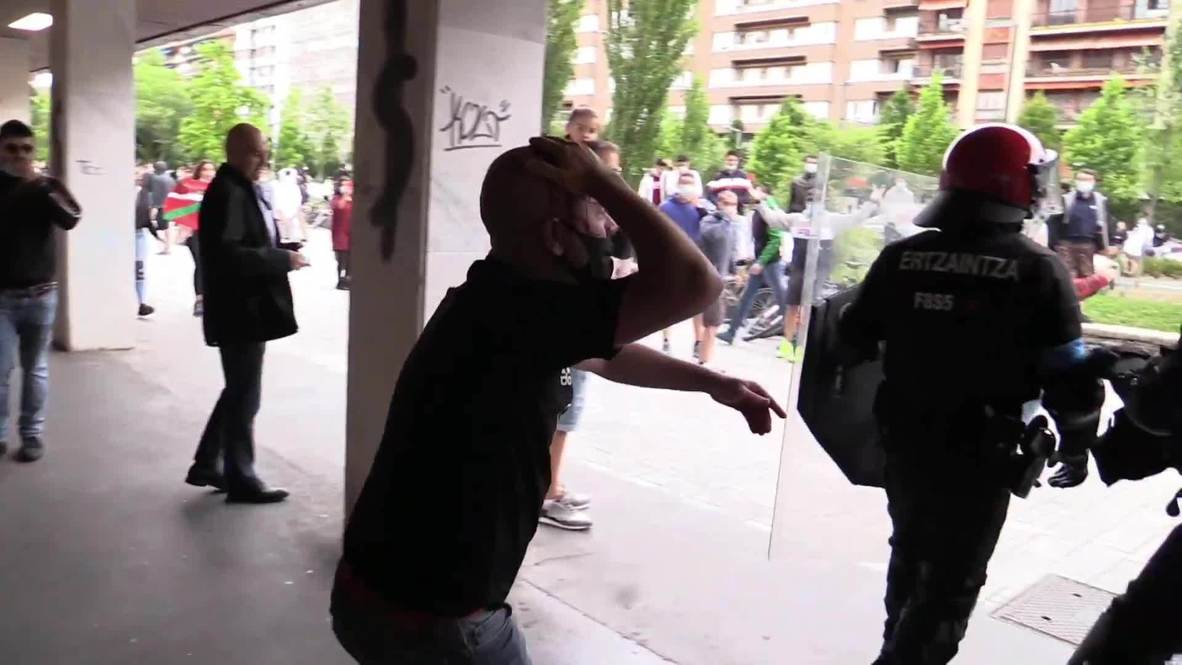 Spain: Police use force against anti-VOX protesters in Vitoria